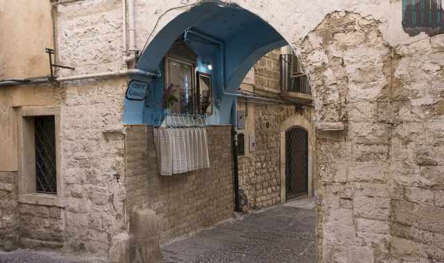 C' il basso, l'alto e quello delle meraviglie: sono i leggendari archi di Bari Vecchia